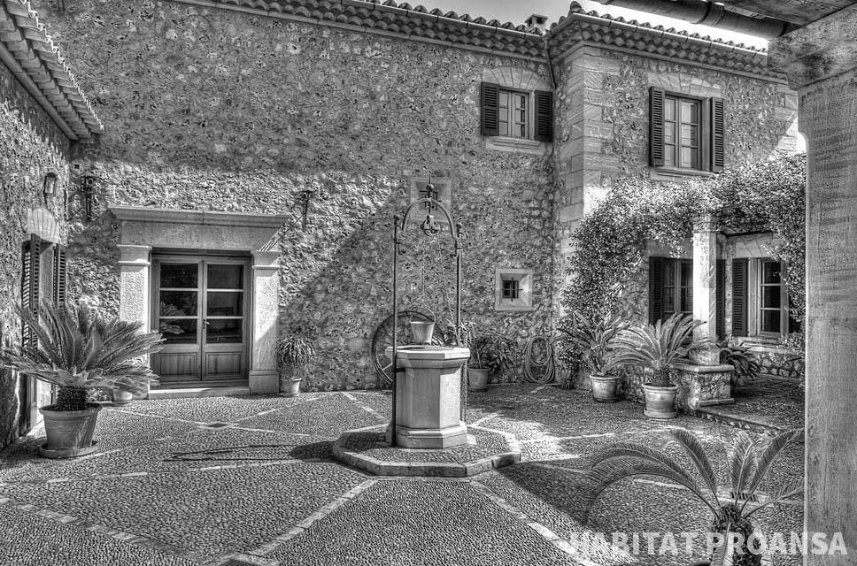 Patio interior mallorquín en blanco y negro – Proyecto Torrelleta por Habitat Proansa